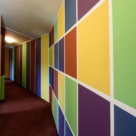 Colors Hostel Toscolano Maderno Exterior photo